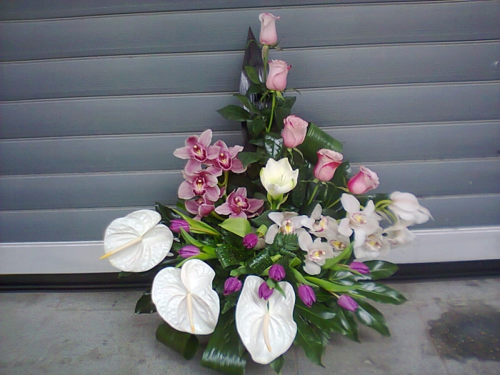 Aranjament Floral In Vas Lalele Mov Orhidee Anthurium Alb