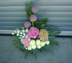 Aranjament floral in vas Hortensia, Lisianthus, Trandafiri