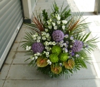 Aranjament floral in vas Alium, Lisianthus, Anthurium