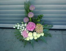 Aranjament floral in vas Hortensia, Lisianthus, Trandafiri