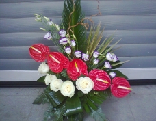 Aranjament floral in vas Anthurium, Lisianthus ,Trandafiri